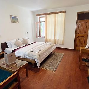 Tourist Hotel 10 Minutes Walking Distance From The Mall